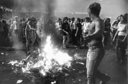 Bei der "Disco Demolition Night" wurden Disco-Schallplatten öffentlich zerstört. Disco stand für eine Mode und kulturelle Strömung, gegen die sich insbesondere Rock-Fans wehrten. Bei der "Disco Demolition Night" wurden Disco-Schallplatten öffentlich zerstört. Disco stand für eine Mode und kulturelle Strömung, gegen die sich insbesondere Rock-Fans wehrten.