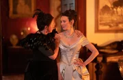 Ma (Julie Graham).
