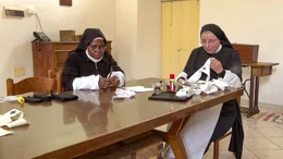 Die Benediktinerinnen des Klosters Santa Cecilia im r&ouml;mischen Stadtteil Trastevere fertigen die Pallien in ihrer eigenen Werkstatt.