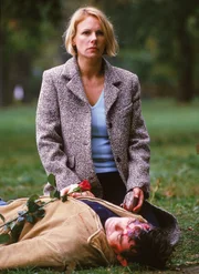 Anna (Bettina Kramer), die Lutz (Dirk Schoeron) mit einem Stein erschlagen hat, steht unter Schock. Anna (Bettina Kramer), die Lutz (Dirk Schoeron) mit einem Stein erschlagen hat, steht unter Schock.