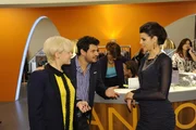 Olivia (Kasia Borek, l.) und Luca (Manuel Cortez, 2.v.l.) beauftragen Carla (Sarah M&uuml;hlhause) mit dem Hochzeitskleid ...