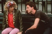 Roberta (Rosanna Arquette) landet in der Wohnung eines Freundes von Jim. Dez (Aidan Quinn) erweist sich als nett, aber mittellos.