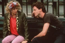 Roberta (Rosanna Arquette) landet in der Wohnung eines Freundes von Jim. Dez (Aidan Quinn) erweist sich als nett, aber mittellos.