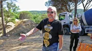 Die Großbaustelle in Saint-Tropez gestaltet sich chaotischer als erwartet. Carmen ist von den Plänen des neuen Familienzuhauses enttäuscht. Die Großbaustelle in Saint-Tropez gestaltet sich chaotischer als erwartet. Carmen ist von den Plänen des neuen Familienzuhauses enttäuscht.