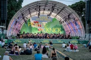 Die Zuschauer bekommen Decken und Körbe, sitzen auf der Wiese und lauschen den Orchesterklängen unter der Leitung des Dirigenten Dirk Kaftan. Die Zuschauer bekommen Decken und Körbe, sitzen auf der Wiese und lauschen den Orchesterklängen unter der Leitung des Dirigenten Dirk Kaftan.