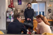 Dana (Viola Wedekind) verheimlicht vor Ferhat (Harun Yildirim) und Baris (Metehan Demiröz, M.), dass ihre Hilfe gar nicht so selbstlos war. Dana (Viola Wedekind) verheimlicht vor Ferhat (Harun Yildirim) und Baris (Metehan Demiröz, M.), dass ihre Hilfe gar nicht so selbstlos war.
