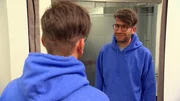 Mit Hilfe eines aufwendigen Haarteils, mit Brille, Bart und entsprechender Kleidung schlüpft Gregor Ries in die Rolle des Show-Kandidaten Mathias. Mit Hilfe eines aufwendigen Haarteils, mit Brille, Bart und entsprechender Kleidung schlüpft Gregor Ries in die Rolle des Show-Kandidaten Mathias.