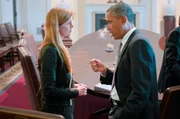 Barack Obama im Gespr&auml;ch mit Samantha Power, die w&auml;hrend seiner ersten Amtszeit (2009-2013) als Beraterin im Wei&szlig;en Haus diente