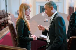 Barack Obama im Gespr&auml;ch mit Samantha Power, die w&auml;hrend seiner ersten Amtszeit (2009-2013) als Beraterin im Wei&szlig;en Haus diente