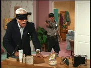 Mark Sloan (Dick Van Dyke, l.) wird von einem Wachmann dabei ertappt, wie er als "Blinder" versucht, das Alibi einer Mörderin zu erschüttern. Mark Sloan (Dick Van Dyke, l.) wird von einem Wachmann dabei ertappt, wie er als "Blinder" versucht, das Alibi einer Mörderin zu erschüttern.