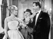 Der Sonnyboy Peter (Peter Alexander, re.) verliebt sich in Inge (Vivi Bach).