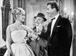 Der Sonnyboy Peter (Peter Alexander, re.) verliebt sich in Inge (Vivi Bach).