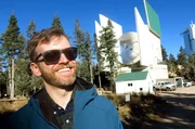 Der Astronom Dan Marrone mit dem Submillimeter Telescope (SMT) in Mount Graham, Arizona. Das SMT war eines der Teleskope, die die ersten Bilder eines schwarzen Lochs aufnahmen.