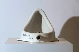 Das Ready-Made &bdquo;Fountain&ldquo; inspirierte Generationen von K&uuml;nstlern und machte seinen vermeintlichen Urheber Marcel Duchamp zu einem der Gr&uuml;nderv&auml;ter der zeitgen&ouml;ssischen Kunst. Dabei ist die Zuschreibung des Kunstwerks umstritten.