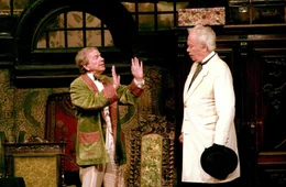 "Pension Sch&ouml;ller", Nach langer Krankheit verstarb der &ouml;sterreichische Publikumsliebling Ossy Kolmann im Alter von 88 Jahren. Der Kammerschauspieler z&auml;hlte jahrzehntelang zu den meistbesch&auml;ftigten Kabarett- und Operettendarstellern &Ouml;sterreichs. Ihm zu Ehren &auml;ndert ORF III sein Programm und zeigt ihn in der legend&auml;ren "Pension Sch&ouml;ller": Ladislaus Robitschek kommt aus der Provinz zu Besuch nach Wien, um etwas Besonderes zu erleben: Er will ein Irrenhaus kennen lernen. Sein Neffe Alfred f&uuml;hrt ihn aus Schabernack in die b&uuml;rgerliche Pension Sch&ouml;ller, deren ganz normale, h&ouml;chstens etwas schrullige Bewohner der gute Onkel Ladislaus nun nat&uuml;rlich f&uuml;r lauter Narren h&auml;lt.Aufzeichnung einer Auff&uuml;hrung der Kammerspiele, 1994Im Bild (v.li.): Ossy Kolmann, Kurt Heintel.  SENDUNG: ORF3 - FR - 27.04.2018 - 23:20 UHR. - Veroeffentlichung fuer Pressezwecke honorarfrei ausschliesslich im Zusammenhang mit oben genannter Sendung oder Veranstaltung des ORF bei Urhebernennung.