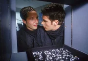 Roman (Daniel F&uuml;nffrock) und Stefan (Thomas Wei&szlig;engruber) erbeuten die Juwelen. Doch ihre Freude w&auml;hrt nicht lange, als sie von einem Wachmann &uuml;berrascht werden...