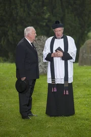 (v.li.): David Calder (Sir Aaron Armstrong), Mark Williams (Father Brown). (v.li.): David Calder (Sir Aaron Armstrong), Mark Williams (Father Brown).