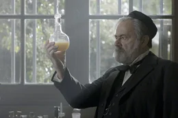 Der Chemiker Louis Pasteur (Patrick Bonnel) in seinem Labor (Spielszene).