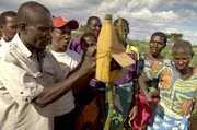 Das „Cotton made in Africa“-Programm setzt sich für faire Löhne und nachhaltigeren Baumwollanbau ein. Das „Cotton made in Africa“-Programm setzt sich für faire Löhne und nachhaltigeren Baumwollanbau ein.