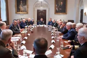 US-Pr&auml;sident Barack Obama (li. mittig am Tisch) im sogenannten Situation Room im Wei&szlig;en Haus mit hochrangigen Milit&auml;rs und dem US-Verteidigungsminister Leon Panetta (ihm gegen&uuml;ber re. mittig am Tisch) im Jahr 2012