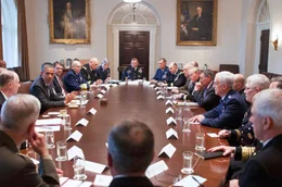 US-Pr&auml;sident Barack Obama (li. mittig am Tisch) im sogenannten Situation Room im Wei&szlig;en Haus mit hochrangigen Milit&auml;rs und dem US-Verteidigungsminister Leon Panetta (ihm gegen&uuml;ber re. mittig am Tisch) im Jahr 2012