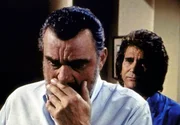 Mark (Victor French, l.) gesteht Jonathan (Michael Landon, r.) seine Zweifel daran, ob er der Lage überhaupt gewachsen ist. Mark (Victor French, l.) gesteht Jonathan (Michael Landon, r.) seine Zweifel daran, ob er der Lage überhaupt gewachsen ist.
