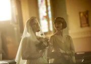 L-R: Dorothy Williams (Ashleigh Cummings) und Phryne Fisher (Essie Davis)