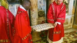 Zwei Diakone tragen die Pallien bei der Liturgie am Hochfest Petrus und Paulus (29. Juni), bei der der Papst die Stoffb&auml;nder den vor kurzem geweihten Erzbisch&ouml;fen (Metropoliten) verleiht.