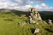 Die sogenannten Tors sind Granitformationen, die durch Erosion im Dartmoor entstanden sind. Sie sind charakteristische Wahrzeichen des Nationalparks. Die sogenannten Tors sind Granitformationen, die durch Erosion im Dartmoor entstanden sind. Sie sind charakteristische Wahrzeichen des Nationalparks.