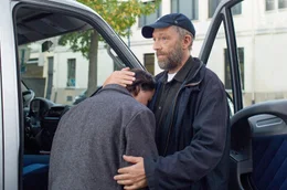 Bruno (Vincent Cassel, re.) mit dem autistischen Jungen Joseph (Benjamin Lesieur, li.): Bruno versucht, ihn in ein selbstst&auml;ndigeres Leben zu begleiten.
