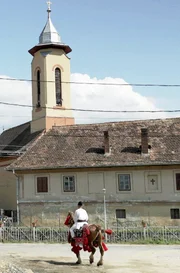 In der Region Siebenbürgen im heutigen Rumänien zeugen bunte Hinterglas-Ikonen nicht nur vom orthodoxen Glauben, sondern erzählen auch vom Alltag und der gesellschaftspolitischen Realität der Rumänen. In der Region Siebenbürgen im heutigen Rumänien zeugen bunte Hinterglas-Ikonen nicht nur vom orthodoxen Glauben, sondern erzählen auch vom Alltag und der gesellschaftspolitischen Realität der Rumänen.