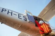 Roman (Daniel F&uuml;nffrock) und Stefan (Thomas Wei&szlig;engruber) helfen Jens K&ouml;ster (Hans Heller) ins Flugzeug.