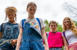 Delilah (Sarah-Maxine Racicot) und Emerson (Summer H. Howell) finden in ihrem Kampf gegen das "Monster" Verb&uuml;ndete in Rachel (Lyla Elliott) und Abby (Sarah Abbott, v.l.): Gemeinsam entfesseln die M&auml;dchen ungeahnte dunkle Kr&auml;fte.