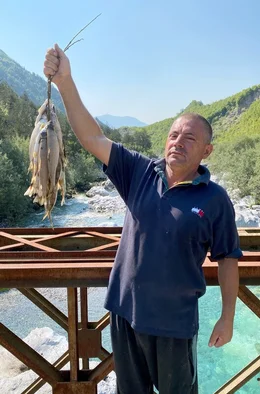 Fischer Ded Nika mit Bachforellen aus einem Gebirgsbach