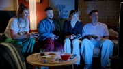 Alicia (Josefin Bressel, l.) und Moritz (Lennart Borchert, r.) helfen Jonas (Felix van Deventer) und Johanna (Charlott Reschke), einen Schritt aufeinander zuzugehen.