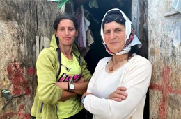 Die albanische Sch&auml;ferin Laqe (re.) und ihre Schwiegertochter Marjana (li.) verbringen viel Zeit hoch oben in den Bergen.