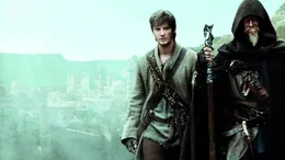 Gelingt es dem Geister- und Monsterj&auml;ger Master Gregory (Jeff Bridges, r.), seinen Sch&uuml;ler Tom Ward (Ben Barnes, l.) bis zum n&auml;chsten Blutmond auf den Kampf gegen die schwarze Magie vorzubereiten und damit zu verhindern, dass die b&ouml;se Hexe Mutter Malkin mit ihrer Armee aus finsteren, &uuml;bernat&uuml;rlichen Gestalten die Welt in ewige Dunkelheit h&uuml;llt?