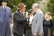 (v.li.): Tom Chambers (Inspector Sullivan), David Troughton (John Tatton), Sorcha Cusak (Mrs. McCarthy), James Fleet (Dr. Adam Crawford), Maureen O’Connell (Oona Crawford). (v.li.): Tom Chambers (Inspector Sullivan), David Troughton (John Tatton), Sorcha Cusak (Mrs. McCarthy), James Fleet (Dr. Adam Crawford), Maureen O’Connell (Oona Crawford).