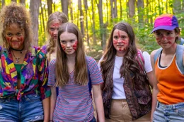 Ausgestattet mit ihren neuen F&auml;higkeiten und gest&auml;rkt durch ihre Gemeinschaft wollen die Freundinnen (Sarah-Maxine Racicot, Sarah Abbott, Summer H. Howell, Ariadne Deibert, Lyla Elliott, v.l.) den Kampf gegen das "Monster" im Wald antreten.