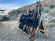 Schnellfeuer-Gewehre an einem Schießstand bei Rethymno. Schnellfeuer-Gewehre an einem Schießstand bei Rethymno.