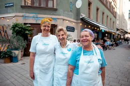 Resi (62), Marianne (80) und Katrin (68, v.l.) arbeiten im Caf&eacute; &bdquo;Vollpension&ldquo; &ndash; und lieben es.
