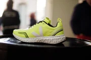 Der Gründer eines französischen Sneaker-Labels reiste jahrelang um die Welt, um umweltfreundlichen Naturkautschuk für Schuhsohlen zu finden. Der Gründer eines französischen Sneaker-Labels reiste jahrelang um die Welt, um umweltfreundlichen Naturkautschuk für Schuhsohlen zu finden.