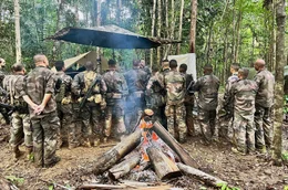 Die Fremdenlegion&auml;re bei der Lagebesprechung im Parc amazonien de Guyane