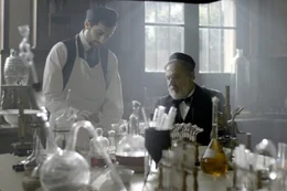Pasteur (Patrick Bonnel, re.) und sein Assistent (Paul Lef&egrave;vre, li.) machen Versuche mit Bakterien. (Spielszene)