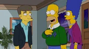 Homer (M.) und Marge (r.) haben sich in Schale geschmissen, um den neuen Nachbarn (l.) aus London und seine Frau kennenzulernen. Anfangs verspricht der Abend noch, gesellig und entspannt zu werden ...