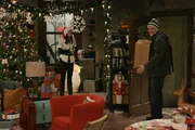 Heiligabend steht vor der Tür, und Lily (Alyson Hannigan, l.) bereitet alles perfekt für das Fest vor. Doch dann kommt es plötzlich zum Streit zwischen ihr und Ted, woraufhin sie die Deko abnimmt und in ihre Wohnung schleppt. Das wiederum erfreut Marshall (Jason Segel, r.) wenig ... Heiligabend steht vor der Tür, und Lily (Alyson Hannigan, l.) bereitet alles perfekt für das Fest vor. Doch dann kommt es plötzlich zum Streit zwischen ihr und Ted, woraufhin sie die Deko abnimmt und in ihre Wohnung schleppt. Das wiederum erfreut Marshall (Jason Segel, r.) wenig ...