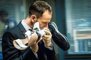 Er schreckt vor nichts zur&uuml;ck: Um Hinweise zu bekommen, schnuppert Sherlock Holmes (Jonny Lee Miller) auch schon mal an der Prothese eines Verd&auml;chtigen ...