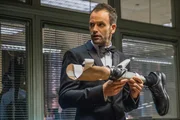 Er hat den siebten Sinn in Sachen Verbrechensaufkl&auml;rung: Kaum nimmt Sherlock Holmes (Jonny Lee Miller) die Beinprothese eines Verd&auml;chtigen in die Hand, schon &ouml;ffnet sich bei dieser ein Geheimfach ...