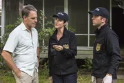 M&uuml;ssen in einem neuen Fall ermitteln, indem Marineh&auml;ftlinge bei einem Transport ins Milit&auml;rgef&auml;ngnis entkommen konnten: Pride (Scott Bakula, l.), Lasalle (Lucas Black, r.) und Brody (Zoe McLellan, M.) ...