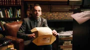 Obwohl Sherlock Holmes (Jonny Lee Miller) mitten in einem neuen Fall steckt, b&uuml;rdet er sich weitere Lasten auf, indem er einen alkoholkranken Mann sponsert - was ihn schon bald in Gewissenskonflikte bringt ...